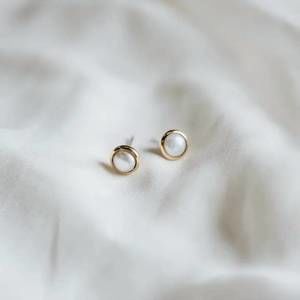 NEW COMMONFORM women's pearl studs earrings in white